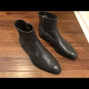 Salvatore Ferragamo Men’s leather boots size US 10. Gray color, made in Italy